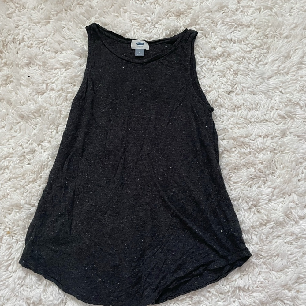 grey tank top